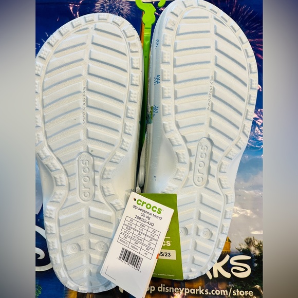 💙 Disney Christmas Holiday 2023 Crocs Mickey And Minnie Skating New with tags - Picture 13 of 14